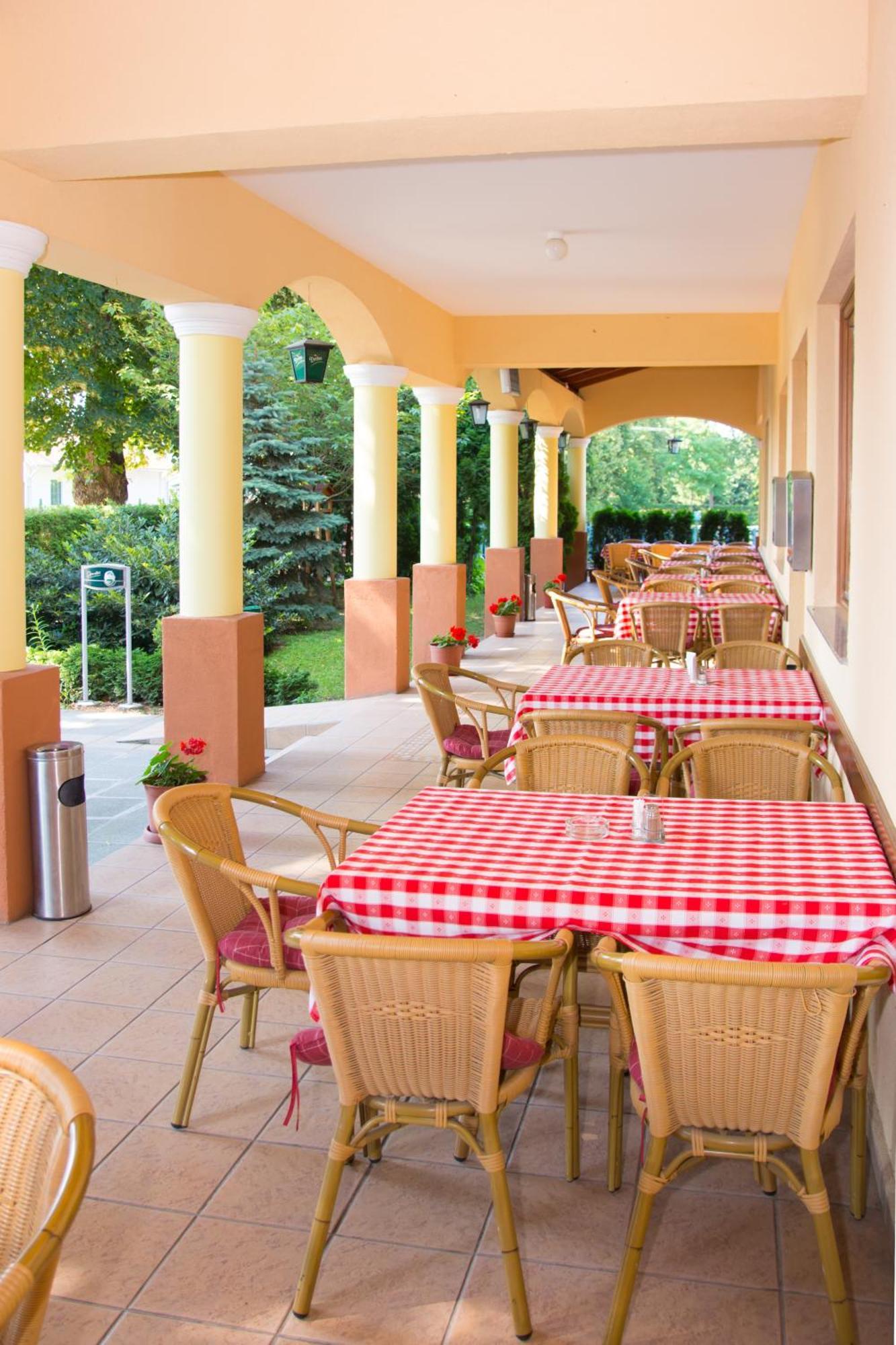 Hotel Denis Panzio Es Etterem Lenti Exterior foto