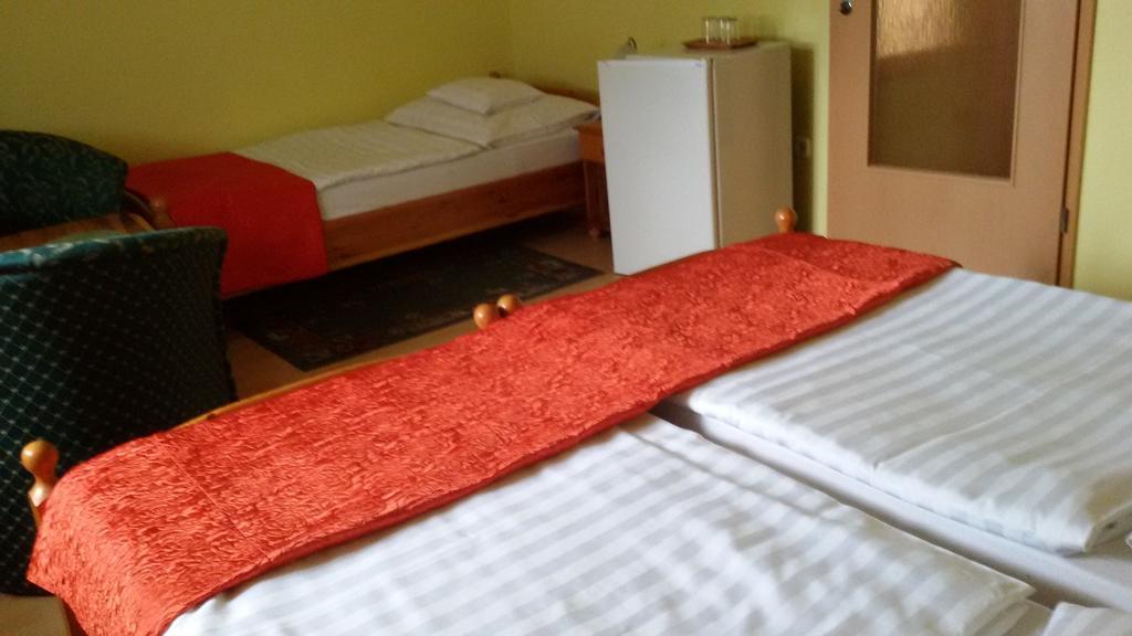 Hotel Denis Panzio Es Etterem Lenti Zimmer foto