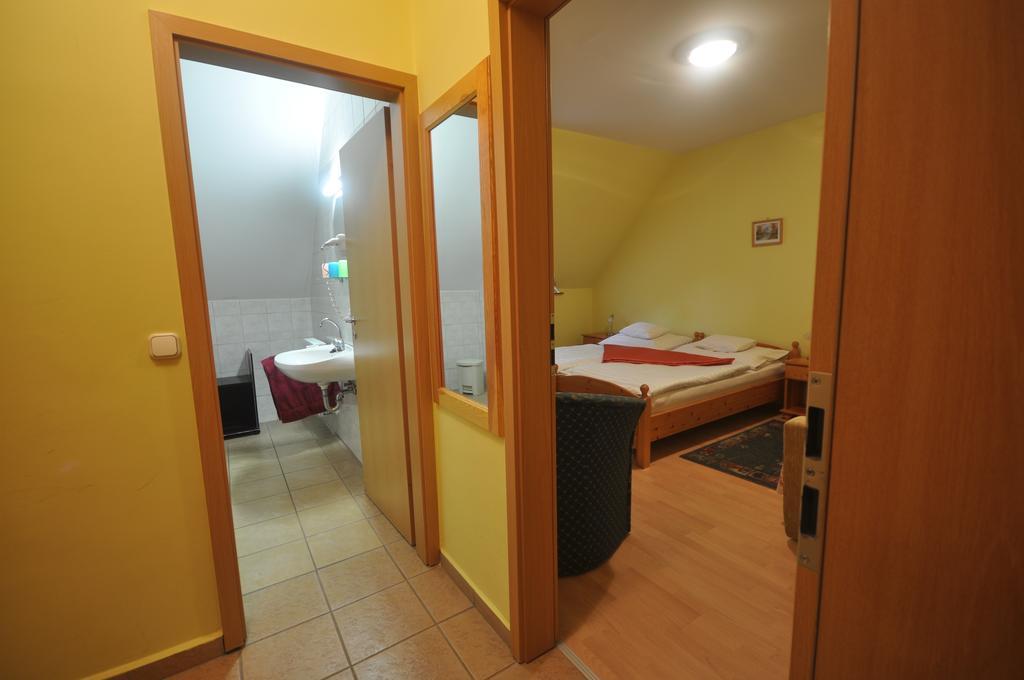 Hotel Denis Panzio Es Etterem Lenti Zimmer foto
