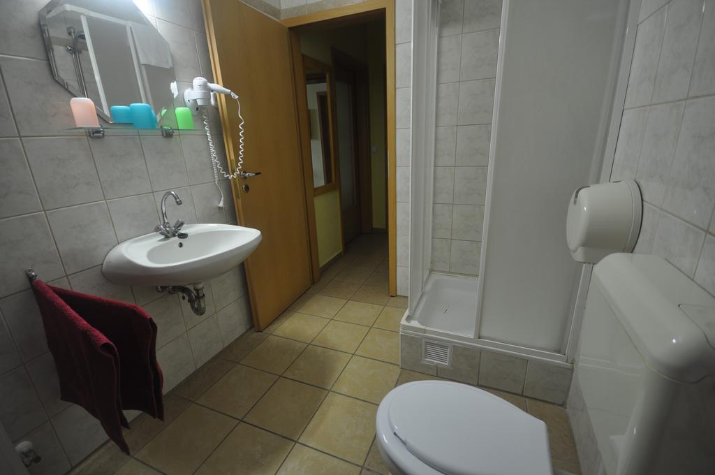 Hotel Denis Panzio Es Etterem Lenti Zimmer foto